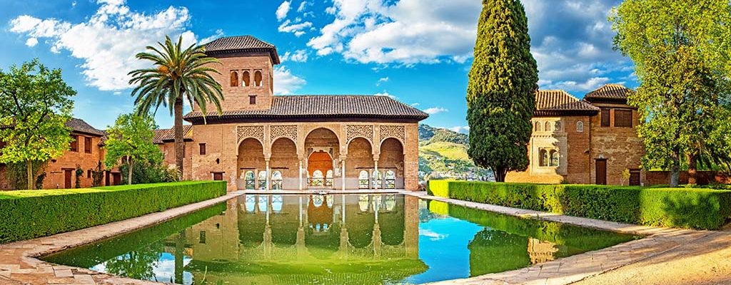 Visite la Alhambra y los palacios interiores de día o de noche.